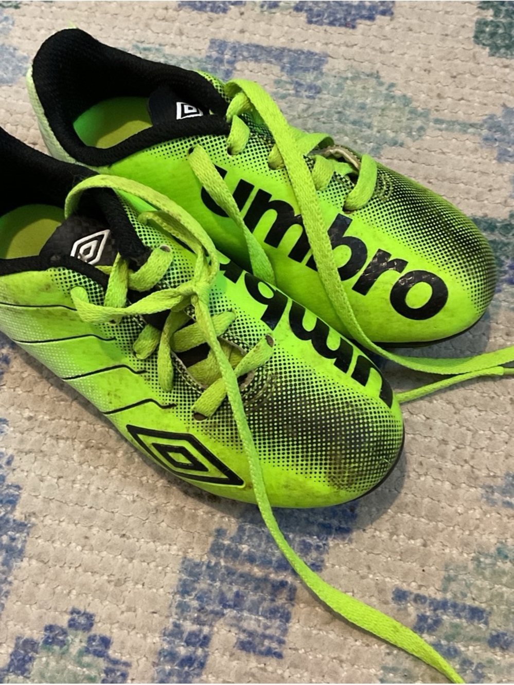 Umbro Kids Neon Yellow-Green Soccer Cleats